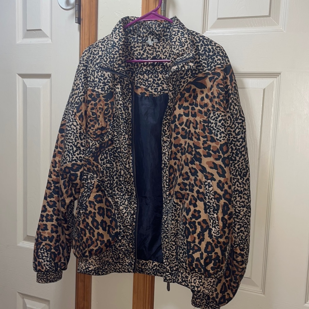 100% silk size large leopard print puffer jacket. Small tear in collar, see pics